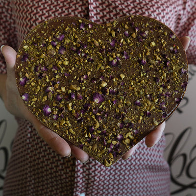 Coração de Chocolate de Leite com Pistáchio e Pétalas de Rosas